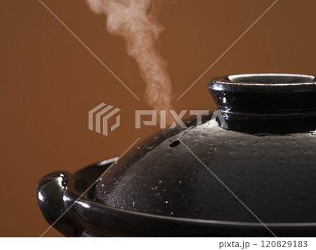 湯気が立ち上る土鍋 鍋料理イメージ 湯気が立ち上る土鍋 鍋料理イメージ 120829183