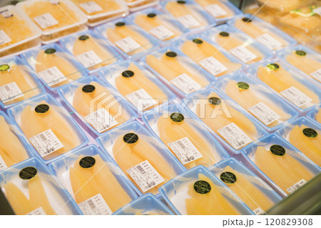 スーパーに並んだ数の子 120829308