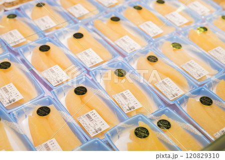 スーパーに並んだ数の子 120829310