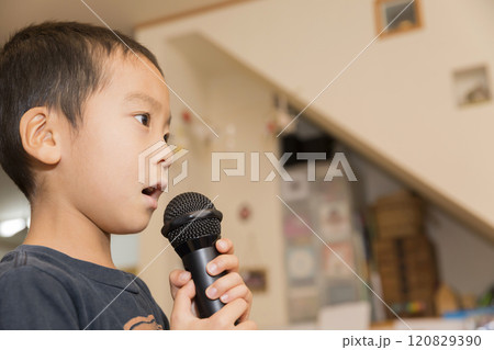 お家カラオケをする小学生男の子 120829390