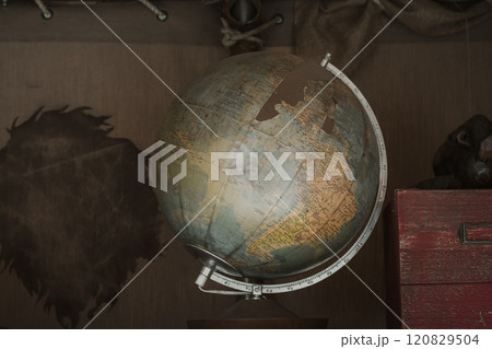 古びたヴィンテージ地球儀とノスタルジックなインテリアの静物写真 古びたヴィンテージ地球儀とノスタルジックなインテリアの静物写真 120829504
