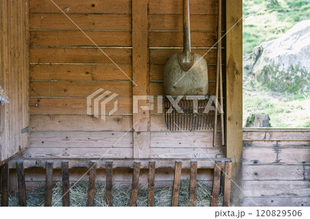 木造の農具小屋と牧草のある静物風景 木造の農具小屋と牧草のある静物風景 120829506