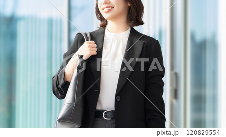 オフィス街を歩く笑顔の女性・ビジネスウーマン 120829554