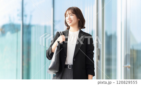 オフィス街を歩く笑顔の女性・ビジネスウーマン 120829555