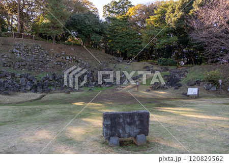 石垣山一夜城　二の丸から本丸を望む　神奈川県小田原市 120829562