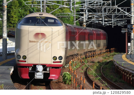 伯備線内を行く寝台特急サンライズ出雲号 120829580