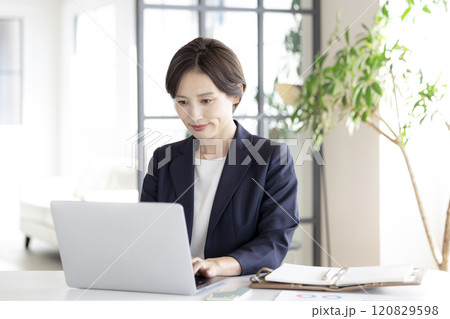 ビジネス　ノートパソコンを見ている女性 120829598