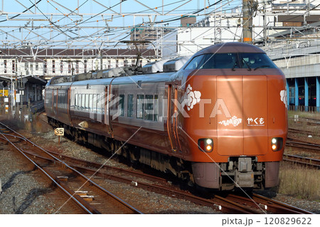 倉敷駅を発車する特急やくも号（273系電車：岡山⇔出雲市） 120829622