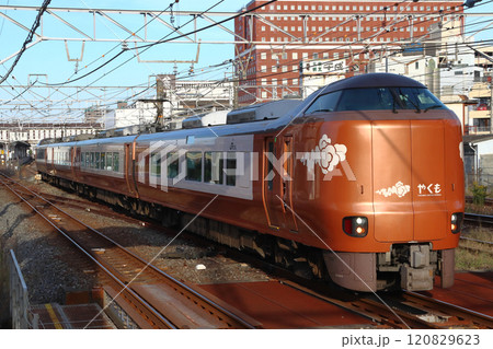 倉敷駅を発車する特急やくも号(273系電車:岡山⇔出雲市) 倉敷駅を発車する特急やくも号(273系電車:岡山⇔出雲市) 120829623