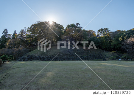 石垣山一夜城 二の丸から本丸方向を望む 神奈川県小田原市 石垣山一夜城 二の丸から本丸方向を望む 神奈川県小田原市 120829726