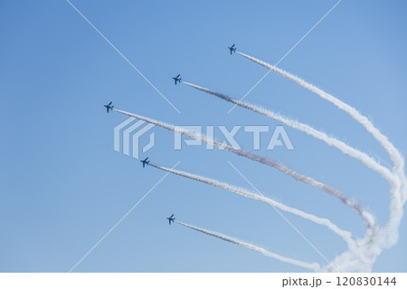 ブルーインパルスの展示飛行 ブルーインパルスの展示飛行 120830144