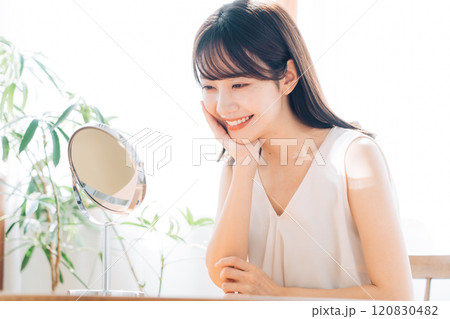 スキンケアをする笑顔の女性 スキンケアをする笑顔の女性 120830482