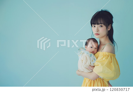 愛情に包まれたアジア人赤ちゃんとママも自然なポートレート 120830717