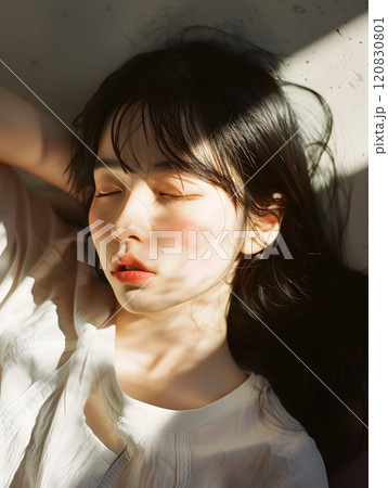 静謐な夢の中のアジア人女性 120830801