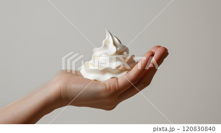 手のひらに乗せたクリームの美 120830840