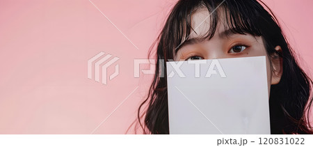 ホワイトボードをもつアジア人女性 120831022