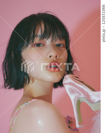 ハイヒールとアジア人女性のファッションフォトグラフィー 120831066