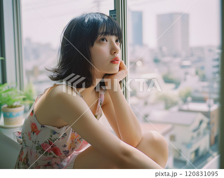 窓辺の思索にふけるアジア人女性 120831095