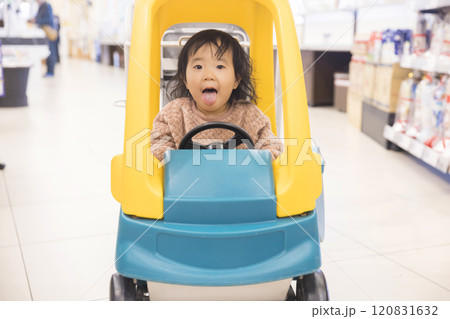 子供用カートに乗る幼児 子供用カートに乗る幼児 120831632