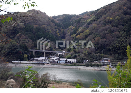 玄武洞駅を通過する特急こうのとり（兵庫県 豊岡市） 120831671