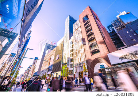 日本の東京都市景観 師走…銀座駅に映るクレーン…外国人観光客らで賑わう銀座…再開発続々…右は三愛解体 120831809