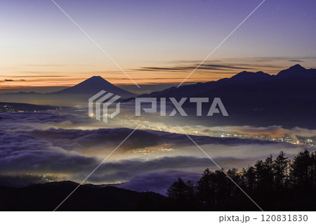 雲海の富士山を望む高ボッチ高原の朝焼け 120831830