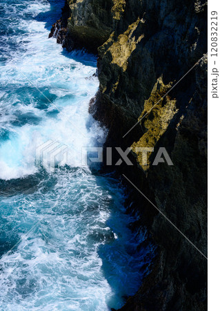 沖縄の海岸壁潮最南端 120832219