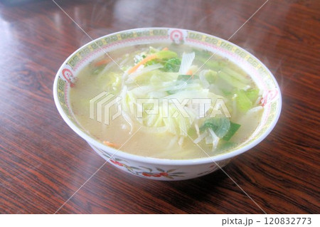 湯気が立ち美味しそうな塩ラーメン寒い時期に身も心も温まるタンメン 120832773