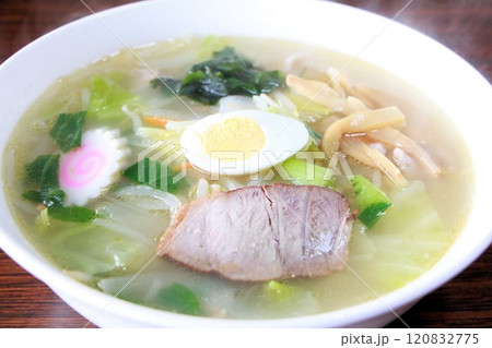 湯気が立ち美味しそうな塩ラーメン寒い時期に身も心も温まる五目ラーメン 120832775