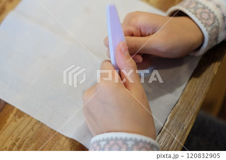 小学生が爪を自分でやする姿 小学生が爪を自分でやする姿 120832905