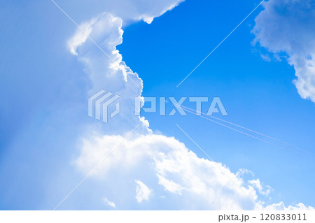夏の雲と青空と飛行機雲 120833011