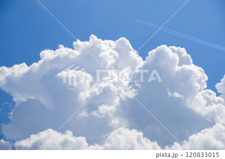 夏の雲と青空と飛行機雲 120833015