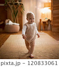 歩く金髪の赤ちゃん 120833061