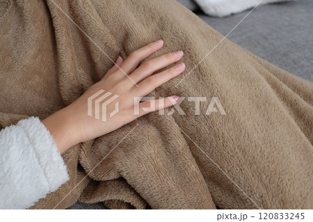 ソファーでくつろぐ女の子の腕　手 120833245