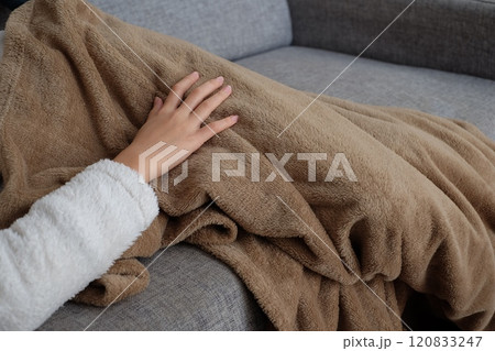 ソファーでくつろぐ女の子の腕　手 120833247
