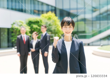 ガッツポーズをするスーツ姿の若い女性 ガッツポーズをするスーツ姿の若い女性 120833334