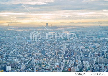 大阪　天王寺　あべのハルカスから見た大阪（西方向、やや望遠）　大阪港や淡路島、神戸方面（夕暮れ、秋） 120833425