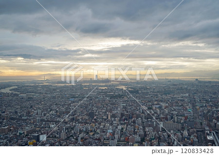 大阪　天王寺　あべのハルカスから見た大阪（西方向）　大阪港や淡路島、神戸方面（日没間近、秋） 120833428