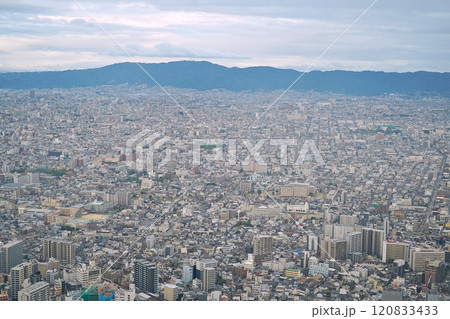 大阪 あべのハルカスから見た大阪(東方向)生駒山と花園ラクビー場、東大阪市役所(夕暮れ、秋) 大阪 あべのハルカスから見た大阪(東方向)生駒山と花園ラクビー場、東大阪市役所(夕暮れ、秋) 120833433