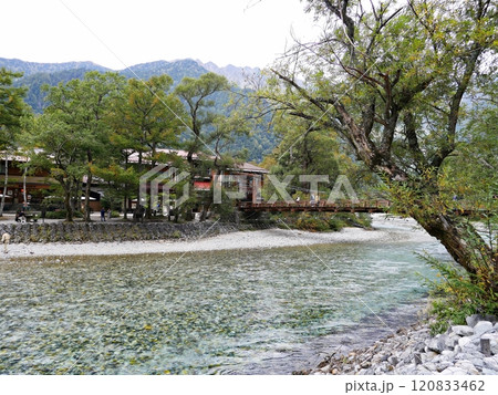 長野　松本市　上高地　河童橋・梓川と上高地ホテル（初秋） 120833462