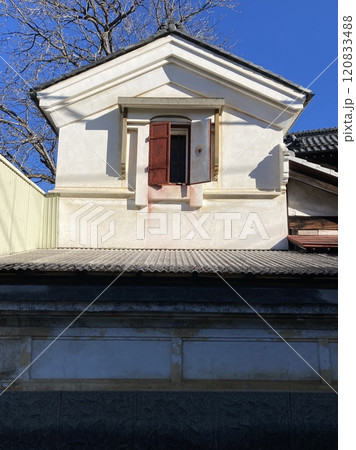 初冬の朝の蔵と塀 120833488