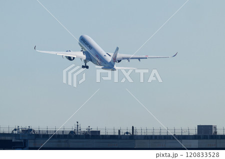 羽田空港を離陸する旅客機 120833528