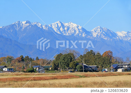 晩秋の安曇野と北アルプス 120833620