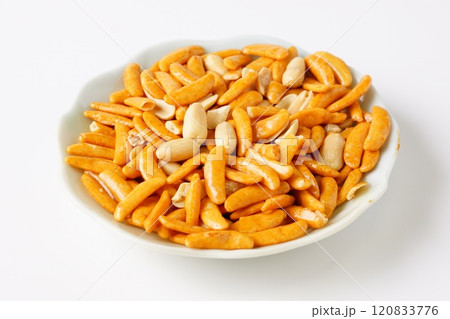 柿の種とビール 120833776