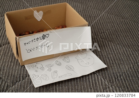 どんぐりで工作 120833784