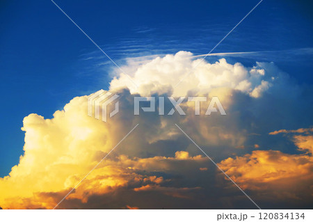 発達した積乱雲の雄大な迫力のある夕焼け空の風景 120834134
