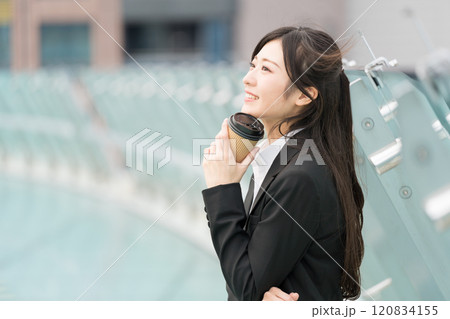 テイクアウトコーヒーでくつろぐビジネスウーマン テイクアウトコーヒーでくつろぐビジネスウーマン 120834155