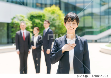 オフィスビルの前で微笑むビジネスマン達 120834293