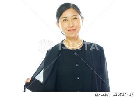 夏喪服を着た中年女性 120834417