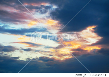 暗雲も広がる夕暮れの夕焼けの風景 120834461